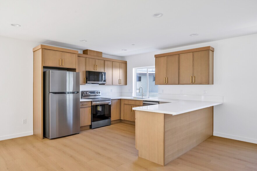 More Photos Of 10905 Dalerose Ave, Inglewood Multifamily For Sale