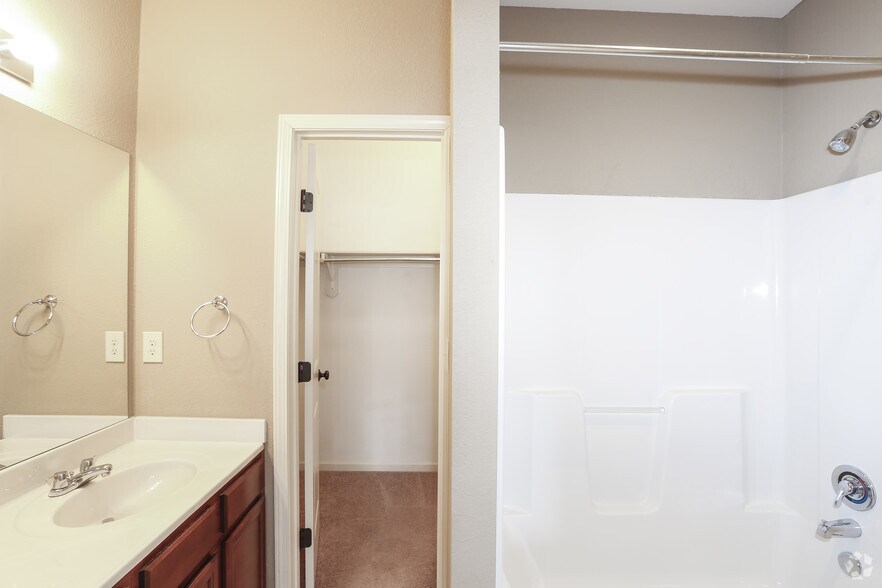 More Photos Of 630 NW Yennie St, Grain Valley Apartments For Lease