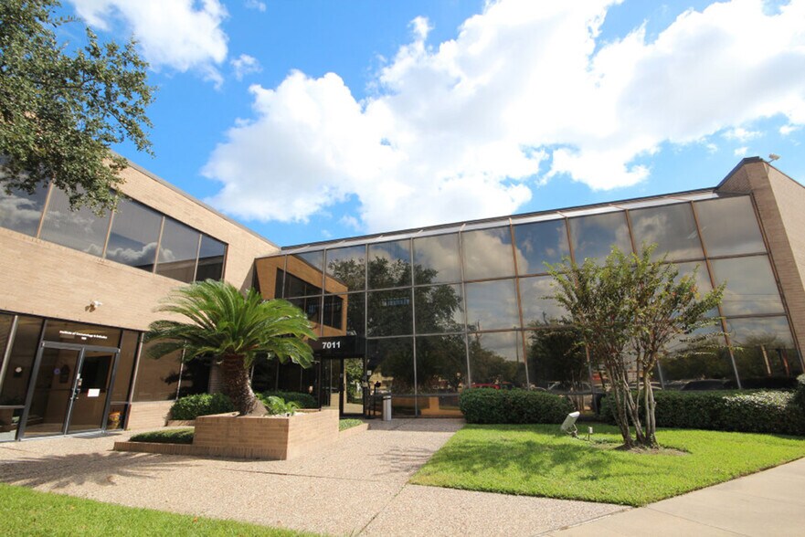 More Photos Of 7011 Harwin Dr, Houston Office For Sale