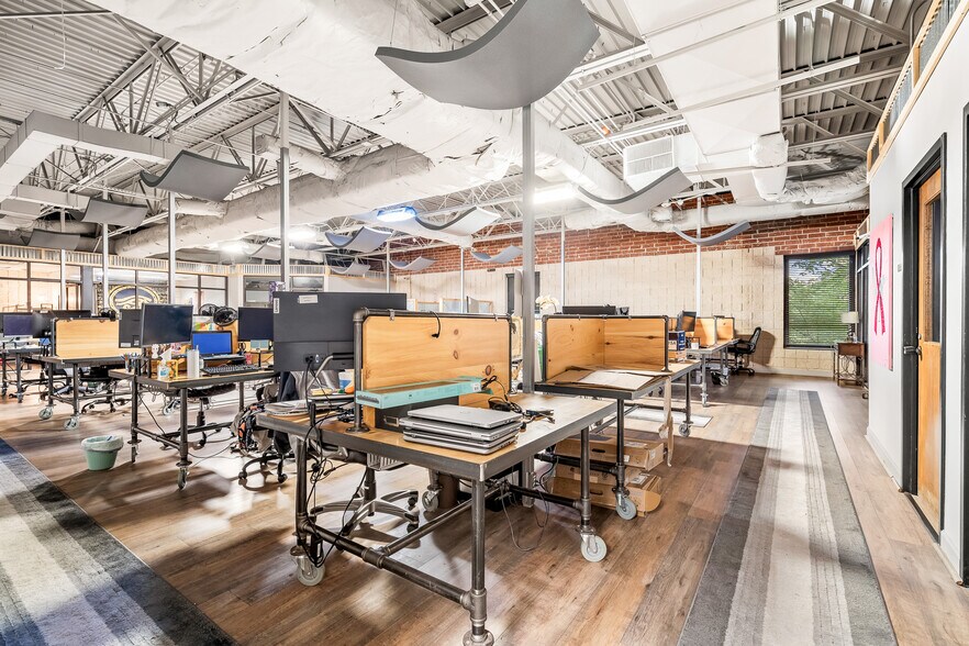 More Photos Of 508 S Lexington Ave, Burlington Office For Sale