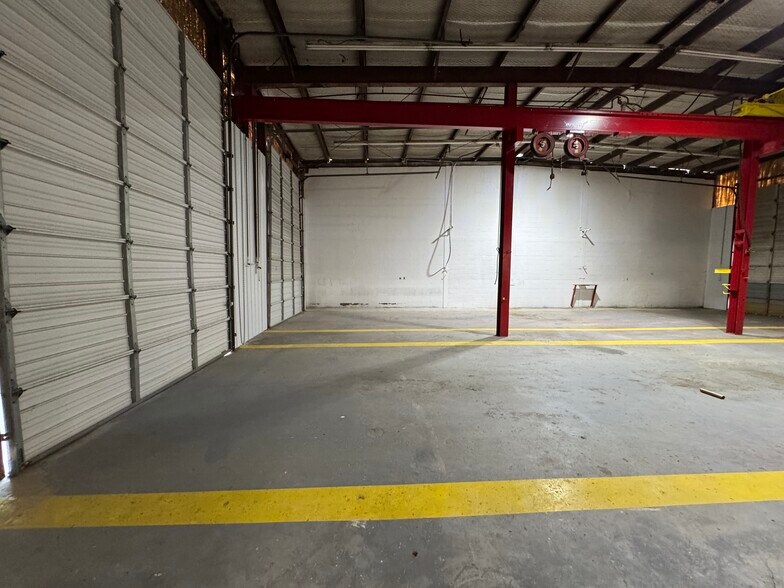 More Photos Of 9182 S US Highway 79, Palestine Service For Lease