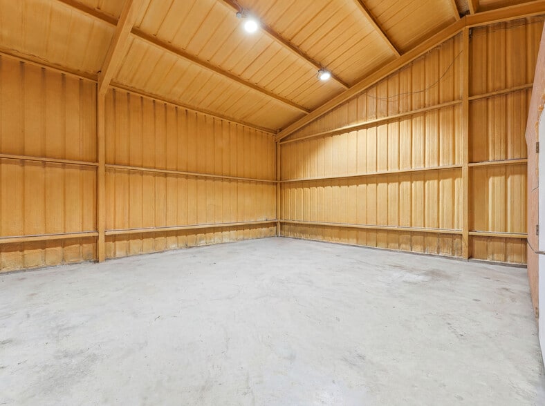 More Photos Of 117 Business Dr W, Kerrville Warehouse For Sale