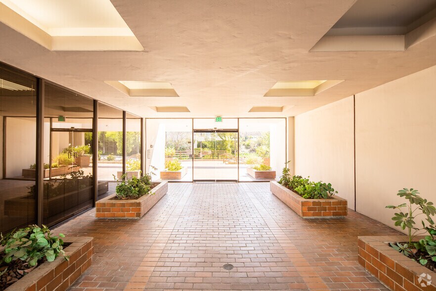 More Photos Of 23945 Calabasas Rd, Calabasas Office For Lease