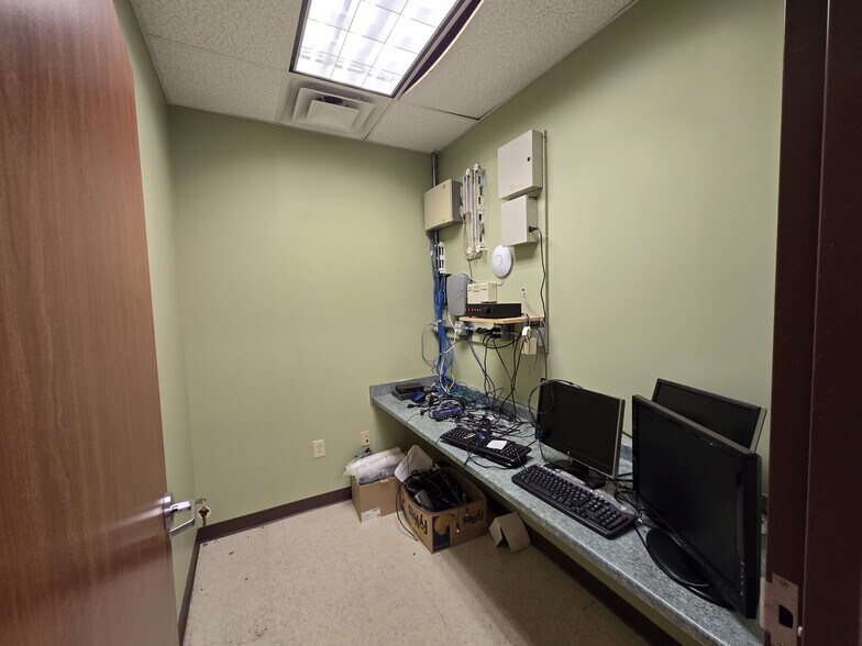 More Photos Of 1318 Euclid Ave, Bristol Freestanding For Lease