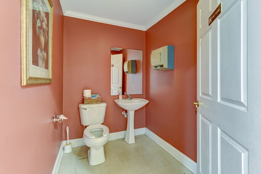 More Photos Of 1418 Freeway Dr, Reidsville Freestanding For Sale