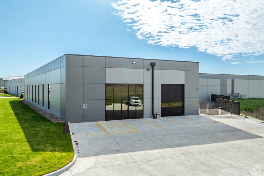 More Photos Of 810 Interstate Pky, Waukee Warehouse For Sale