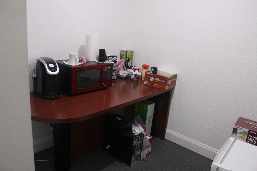 More Photos Of 2475 Hollywood Blvd, Hollywood Office For Lease