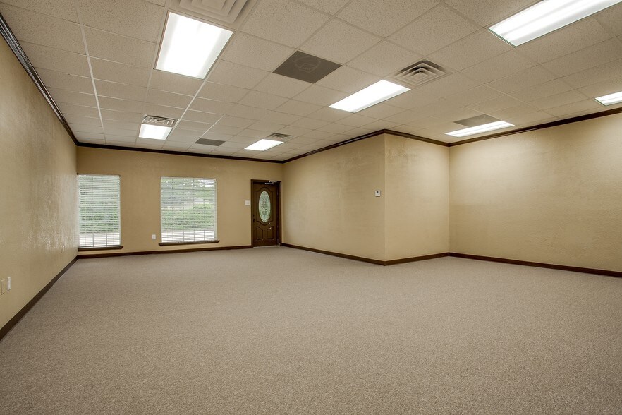 More Photos Of 3260 Southern Dr, Garland Medical For Lease