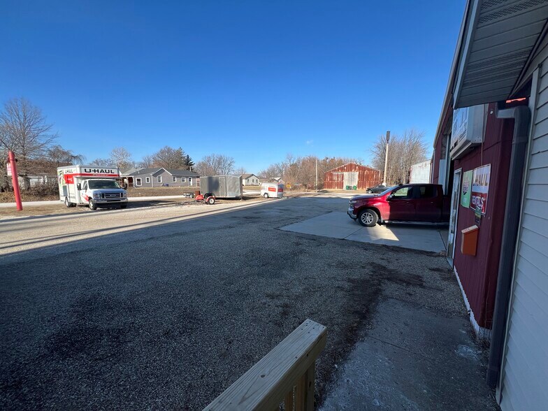 More Photos Of 410 E Chatham St, Metamora Industrial For Sale