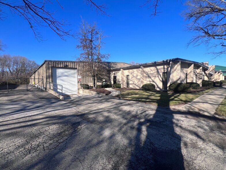 More Photos Of 1700 Landmark Rd, Aurora Warehouse For Lease