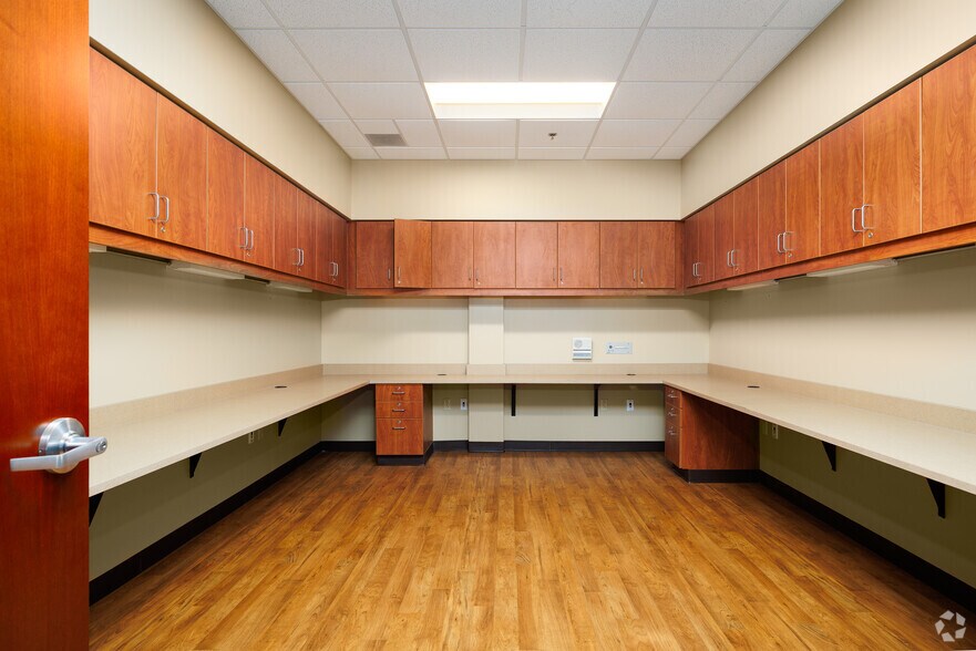 More Photos Of 624 Voris Jost Dr, Waterloo Medical For Lease