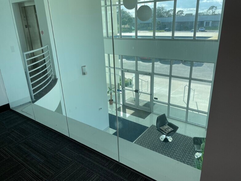 More Photos Of 511 N John Rodes Blvd, Melbourne Office For Lease