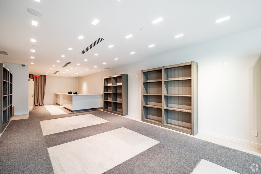 More Photos Of 4920 Rue Sherbrooke O, Westmount Storefront For Lease