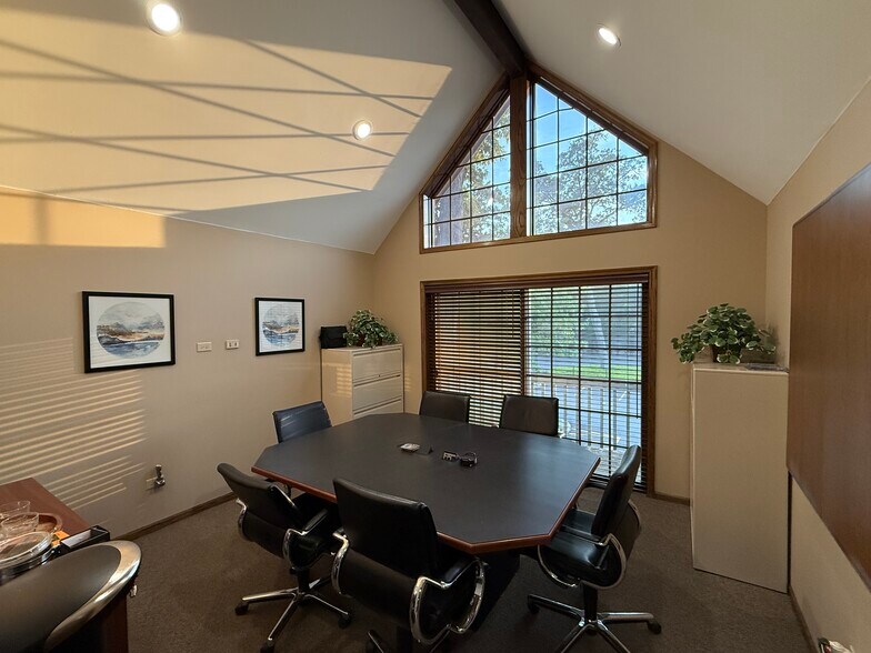 More Photos Of 475 W Terra Cotta Ave, Crystal Lake Office For Lease