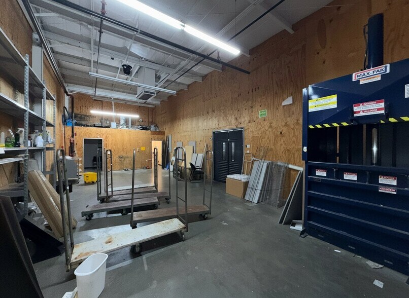 More Photos Of 1514 Sampson St, Westlake Freestanding For Sale