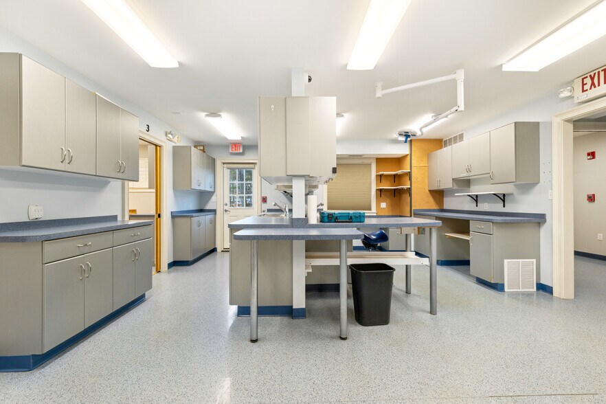 More Photos Of 25 Carlisle Rd, Westford Veterinarian Kennel For Sale