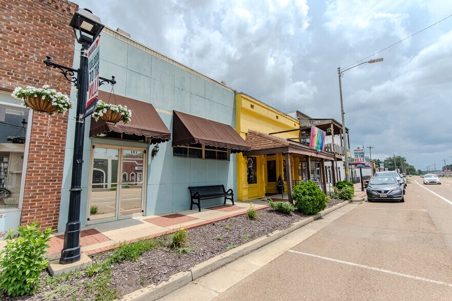 More Photos Of 126 E Main St, Adamsville Storefront For Sale