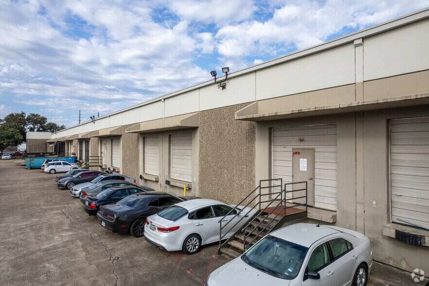 More Photos Of 9200-9230 Baythorne Dr, Houston Unknown For Lease