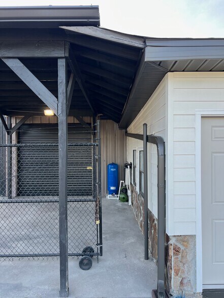 More Photos Of 6301 Causeway Blvd, Tampa Auto Repair For Lease