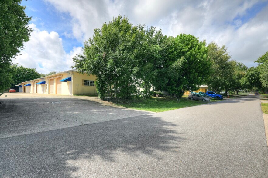 More Photos Of 637 2nd Ln, Vero Beach Flex For Sale