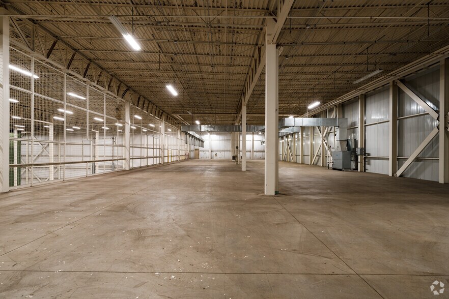 More Photos Of 100 Murray Dr, Warren Warehouse For Lease