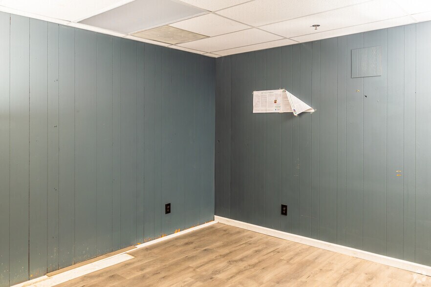 More Photos Of 1415 S Elm St, High Point Warehouse For Sale