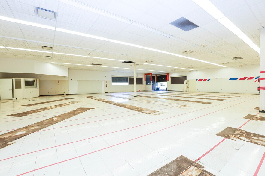 More Photos Of 902 N Lewis St, Glenville Drugstore For Lease