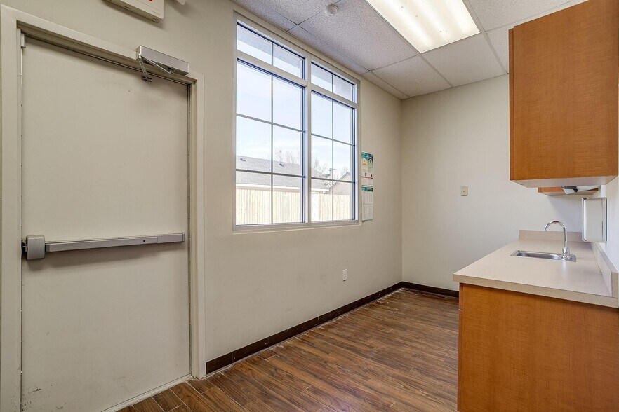 More Photos Of 1200 Crawford Ave, Granbury Medical For Lease