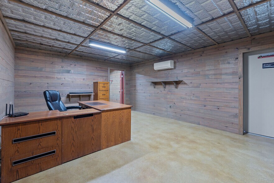 More Photos Of 217 Southern Dr, Johnson City Flex For Lease