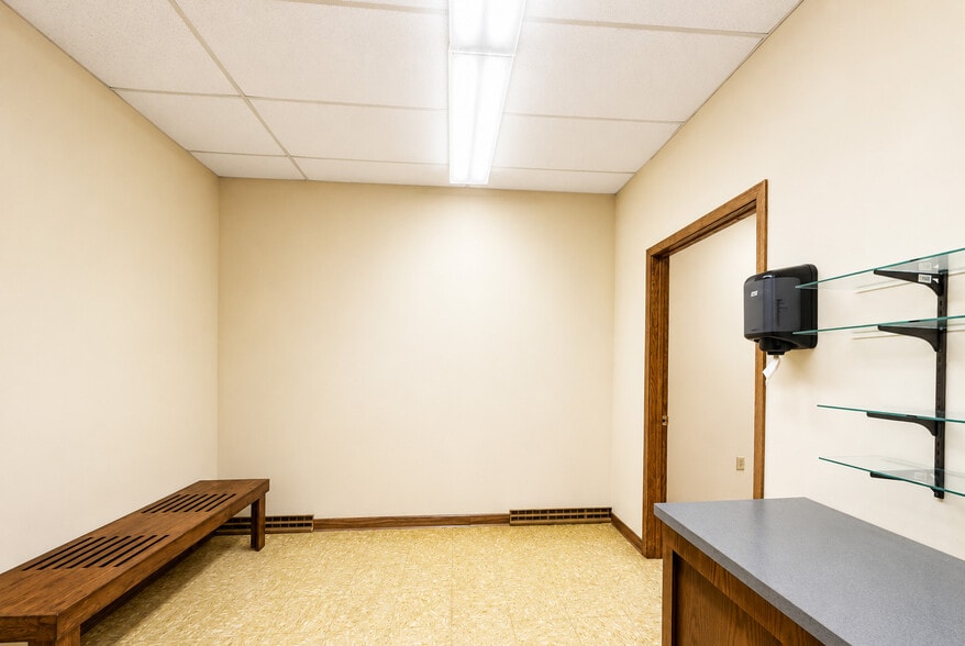 More Photos Of 350 Fern St, Big Lake Veterinarian Kennel For Sale