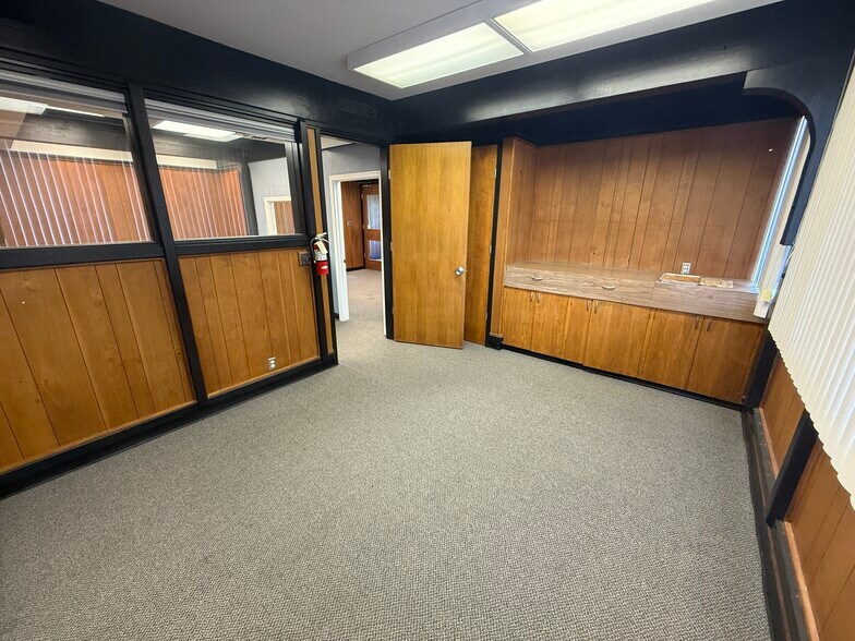 More Photos Of 5660 Freeport Blvd, Sacramento Office For Sale