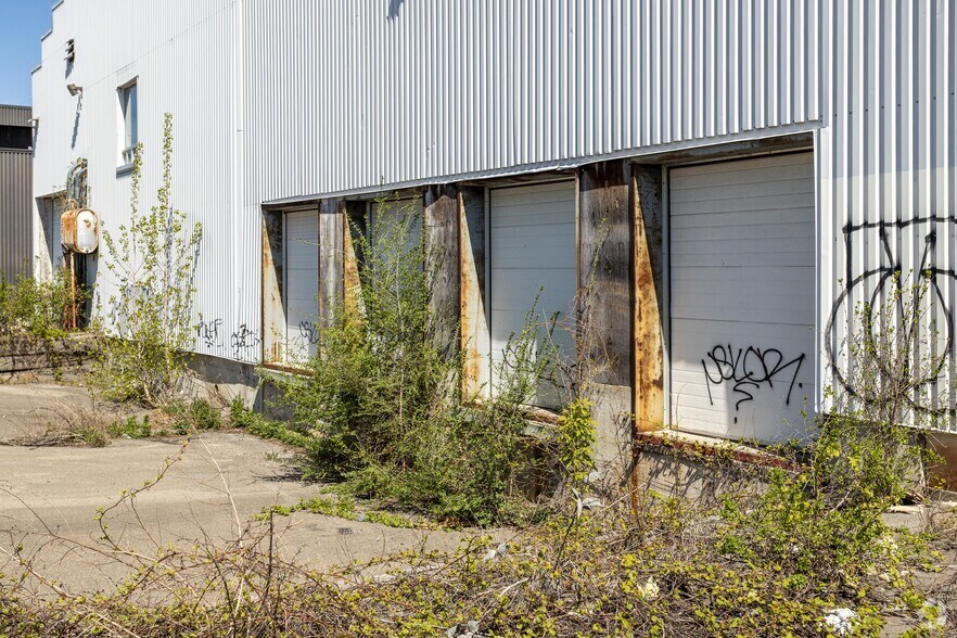 More Photos Of 80 Rue Stinson, Montréal Warehouse For Sale