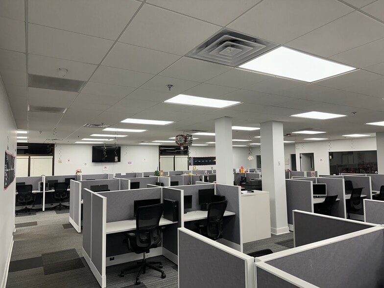 More Photos Of 2601 Cross Country Dr, Columbus Office For Sale