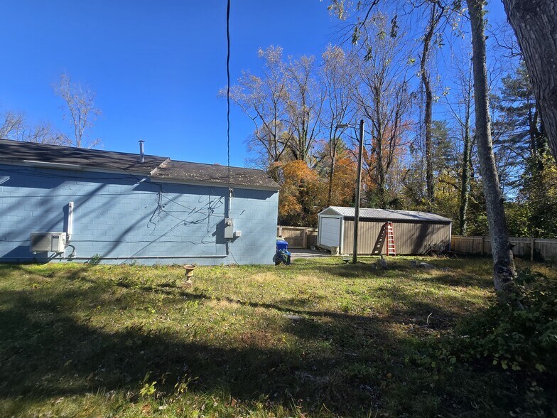 More Photos Of 726 1st Ave W, Hendersonville General Retail For Sale