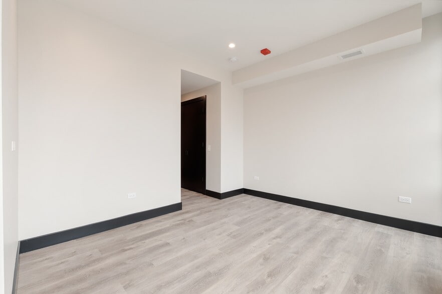 More Photos Of 1123 W Randolph St, Chicago Apartments For Lease