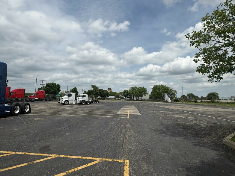 More Photos Of 241 W South Frontage Rd, Bolingbrook Mixed Retail For Sale
