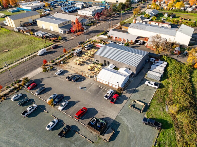 More Photos Of 1863 NW Washington Blvd, Grants Pass General Retail For Sale