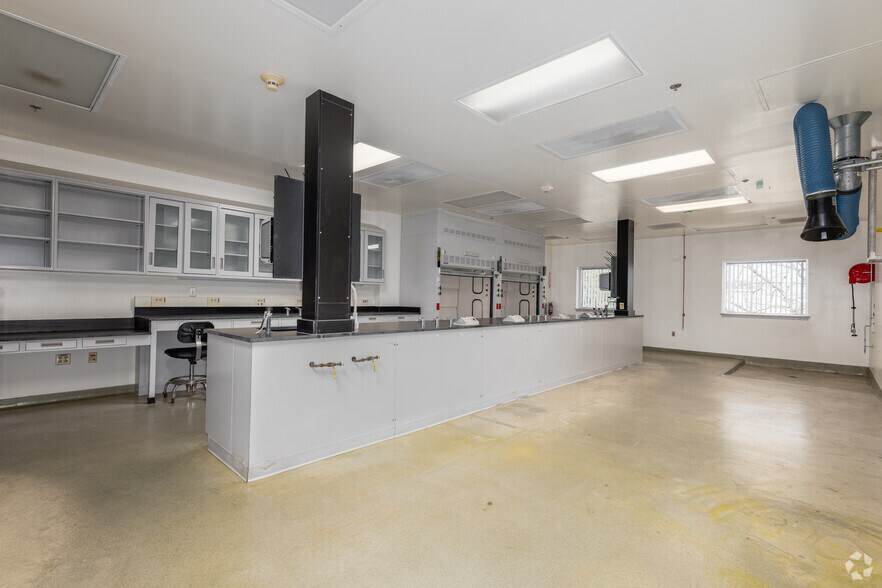 More Photos Of 6411 Beckley St, Baltimore Research And Development For Lease