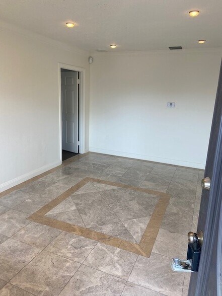 More Photos Of 541-555 E Edna Pl, Covina Showroom For Lease