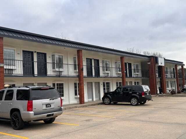 More Photos Of 110 Independence Ave, Kennett Hotel For Sale