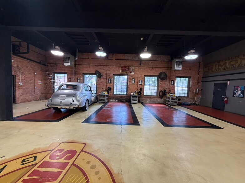 More Photos Of 281-283 Park Rd, West Hartford Showroom For Lease