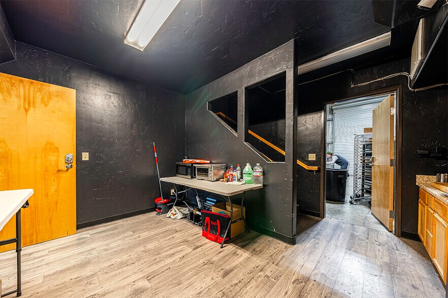 More Photos Of 652 W Dutton Rd, Eagle Point Industrial For Lease