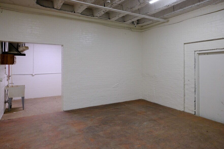 More Photos Of 408 W Main St, Benton Harbor Freestanding For Lease