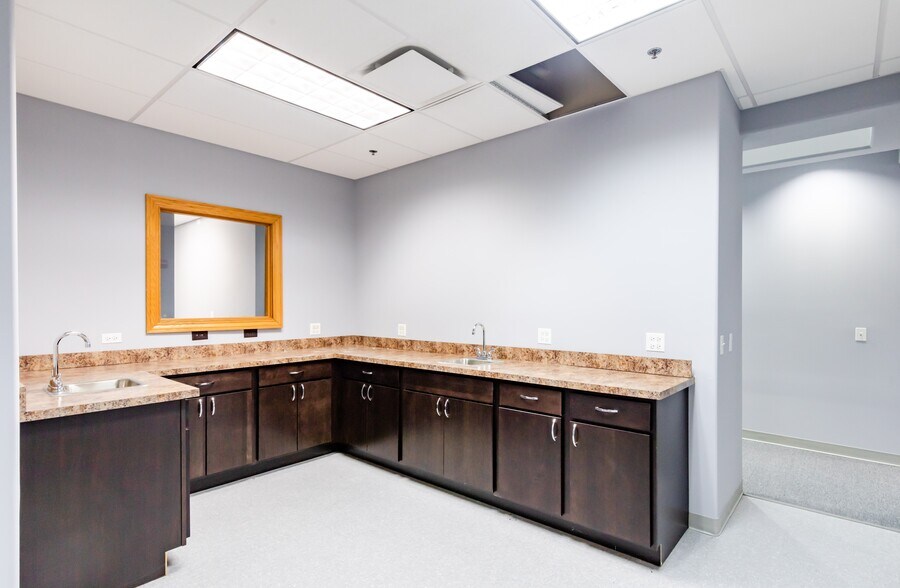 More Photos Of 1446 Merchant Dr, Algonquin Medical For Sale
