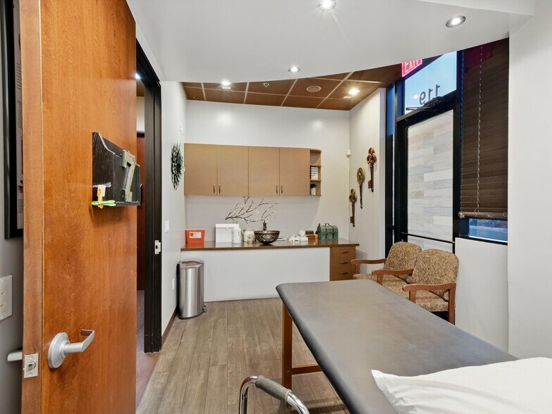 More Photos Of 16841 N 31st Ave, Phoenix Medical For Sale