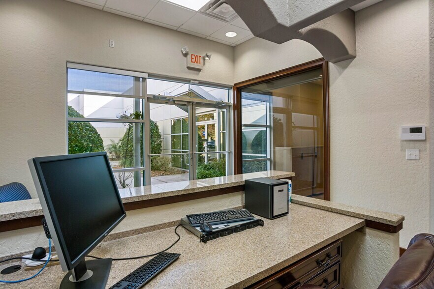 More Photos Of 8810 Commodity Cir, Orlando Showroom For Lease