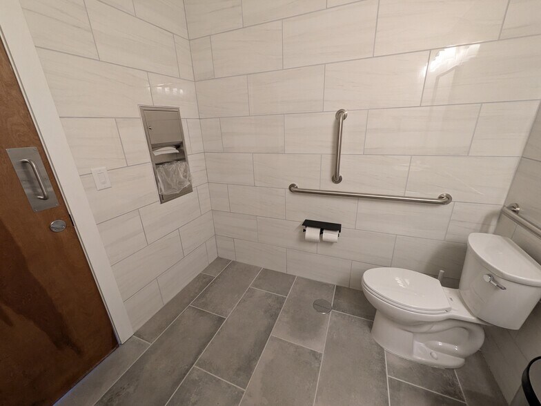 More Photos Of 115 S Main St, Hopewell Freestanding For Lease