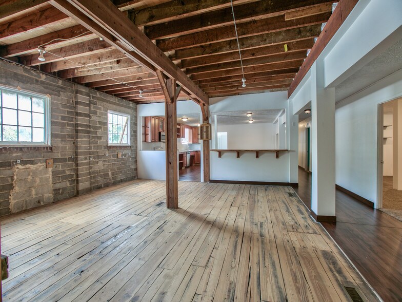 More Photos Of 765 E Washington St, Monticello Auto Repair For Sale