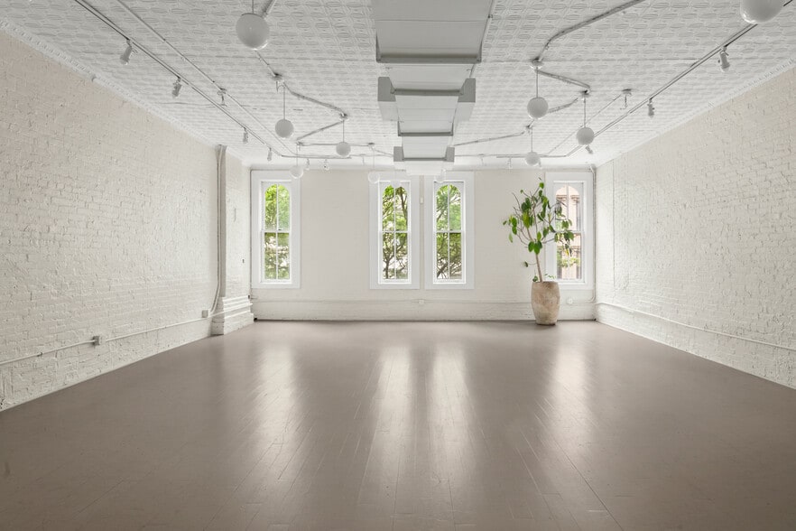 More Photos Of 109 W 17th St, New York Storefront Retail Office For Lease