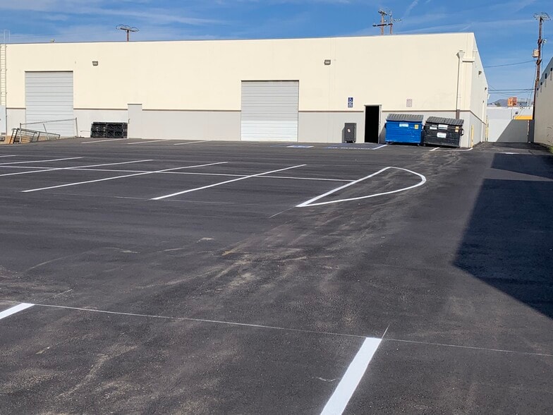 More Photos Of 15044-15054 Keswick St, Van Nuys Warehouse For Lease